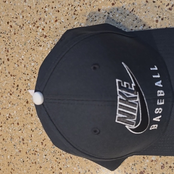 Nike Black and White Baseball Cap - Picture 3 of 6